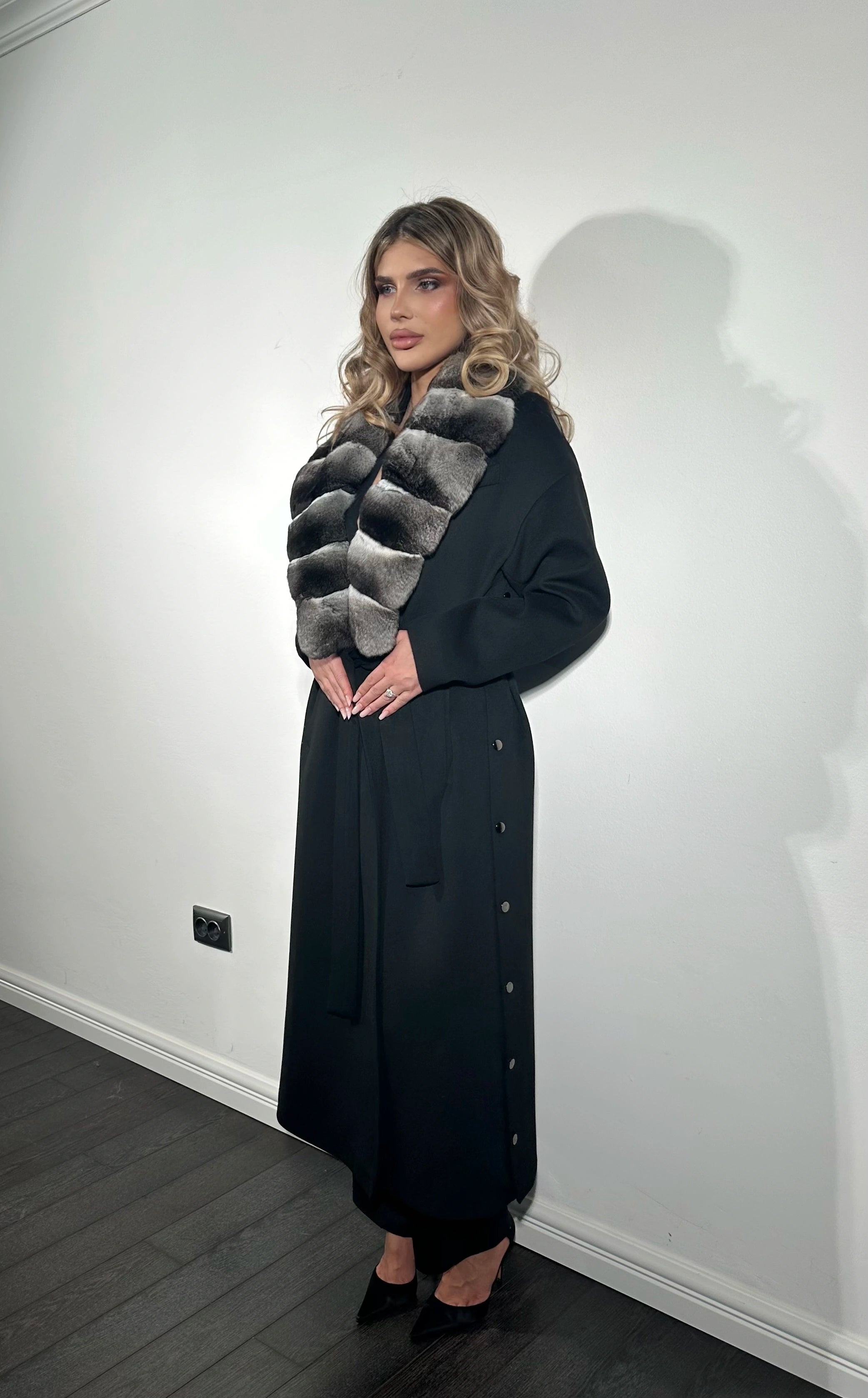 Palton din cașmir premium cu rever din blană naturală de chinchilla royal