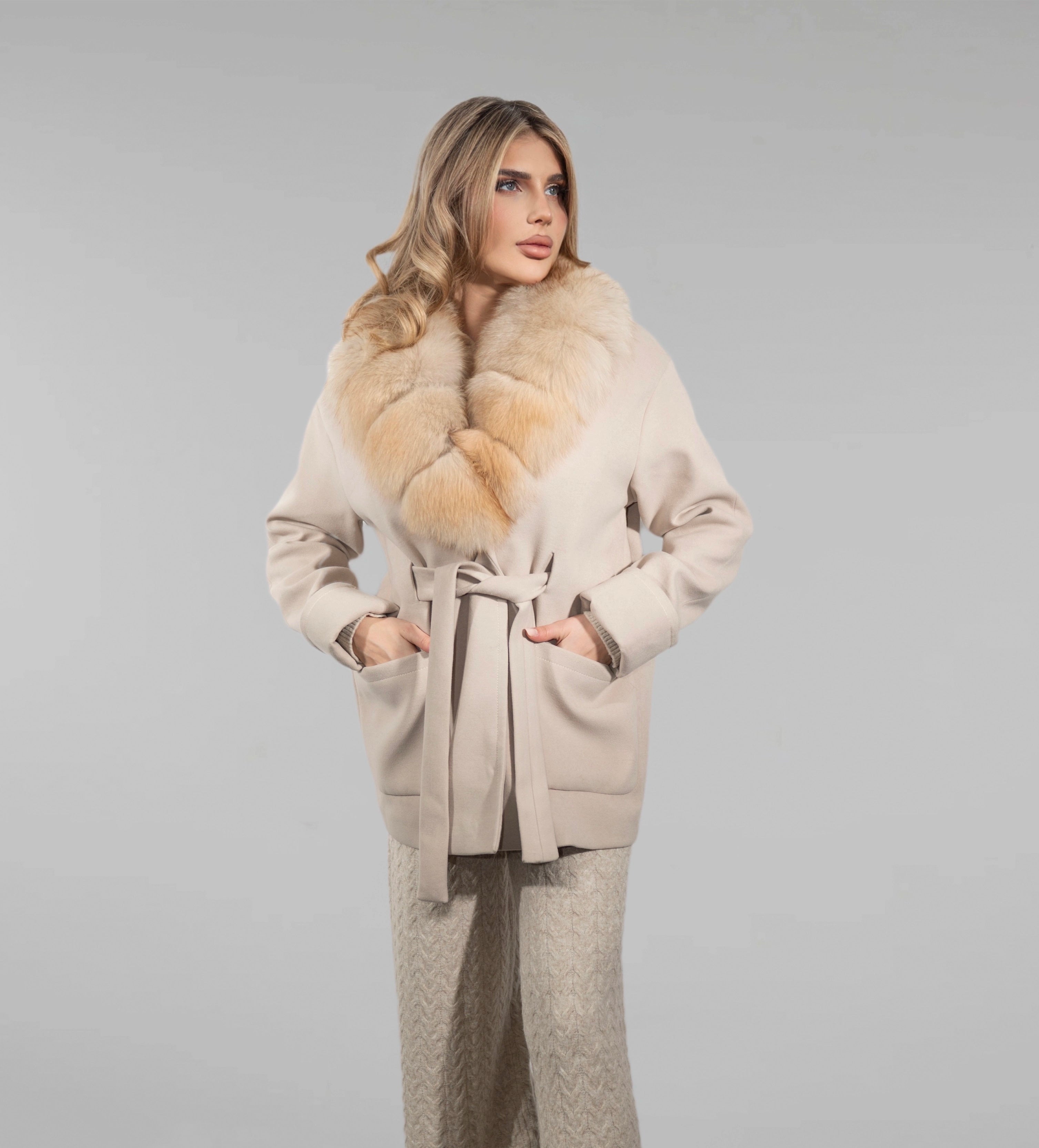 Palton scurt din alpaca premium cu rever din blană naturală de vulpe